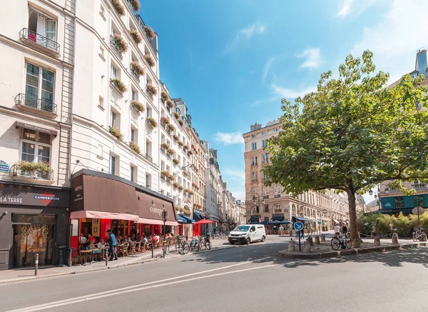 26 luglio 2019, Parigi, Francia: Tipica strada di Parigi con caffè retrò — Foto Stock