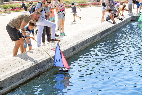 26 luglio 2019, Parigi, Francia: una regata a vela con piccole barche giocattolo e barche a vela gestite da bambini e genitori in uno stagno vicino al Palazzo di Lussemburgo — Foto Stock