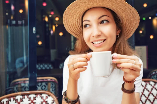 Портрет молодой азиатки, пьющей кофе в кафе. Сосредоточьтесь на белой чашке — стоковое фото
