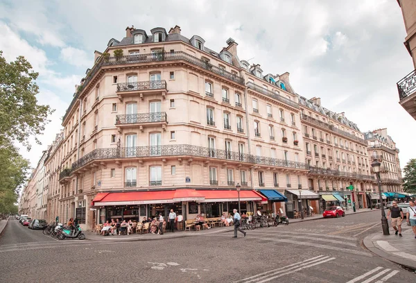 26 luglio 2019, Parigi, Francia: Tipica strada di Parigi con caffè retrò — Foto Stock