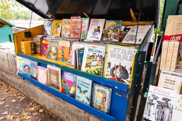 26. Juli 2019, Paris, Frankreich: traditionelle französische Bücherstände in den Straßen — Stockfoto