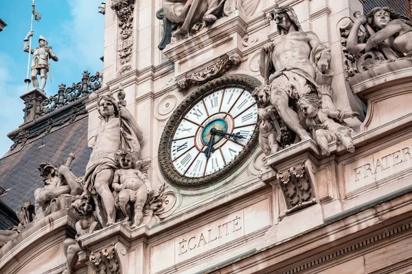 26 Ιουλίου 2019, Παρίσι, Γαλλία: κοντινό πλάνο με θέα το ρολόι του Δημαρχείου. Ταξίδια αξιοθέατα και προορισμούς στη Γαλλία. Σήμερα αυτό το κτίριο στεγάζει τις δημοτικές αρχές — Φωτογραφία Αρχείου