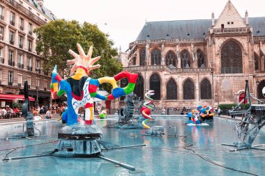 26 Temmuz 2019, Paris, Fransa: Centre Pompidou yakınlarındaki Stravinsky çeşmesinde modern sanat heykelleri