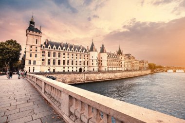 Paris'te Nehir Seine üzerinde bir köprü ile bir hapishane olarak kullanılan ünlü bina Conciergerie ile Şehir silueti