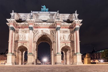 Arc de Triomphe geceleri Louvre müzesi yakınındaki Carrousel meydanında, uzun pozlama ışıklar ve fenerler tarafından aydınlatılmış