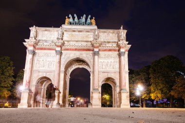26 Temmuz 2019, Paris, Fransa: Arc de Triomphe geceleri Louvre Müzesi yakınlarındaki Carrousel meydanında, uzun pozlama ışıkve fenerler tarafından aydınlatılmış