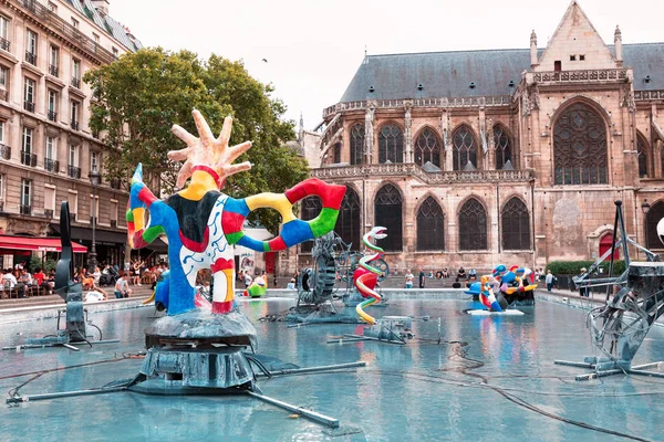 26 Temmuz 2019, Paris, Fransa: Centre Pompidou yakınlarındaki Stravinsky çeşmesinde modern sanat heykelleri — Stok fotoğraf