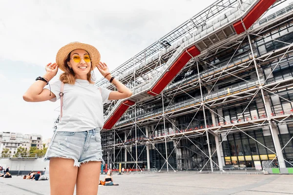 Paris'te Pompidou modern sanat Merkezi yakınında yürüyen Asyalı turist kadın — Stok fotoğraf