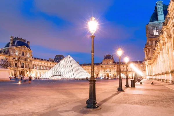 Louvre Museum complex at night illuminated with lanterns — Stock Photo, Image