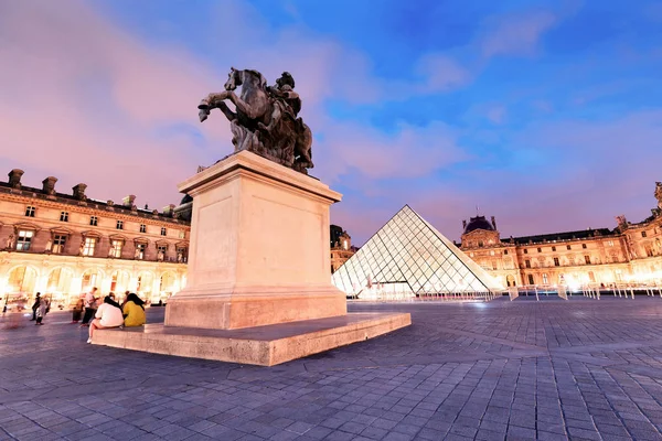 26 July 2019, Paris, France: Equestrian statue of king Louis XIV in the courtyard of the Louvre museum at evening time — Stock Photo, Image