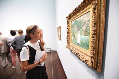 27 Temmuz 2019, Orsay müzesi, Paris, Fransa: Asyalı kadın turist empresyonist resim koleksiyonu ile ünlü müzeyi ziyaret etti