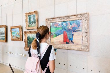 27 Temmuz 2019, Orsay müzesi, Paris, Fransa: Asyalı kadın turist empresyonist resim koleksiyonu ile ünlü müzeyi ziyaret etti