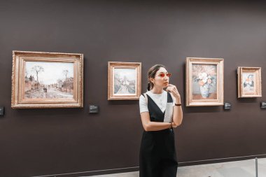 27 Temmuz 2019, Orsay müzesi, Paris, Fransa: Asyalı kadın turist empresyonist resim koleksiyonu ile ünlü müzeyi ziyaret etti