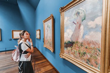 27 Temmuz 2019, Orsay müzesi, Paris, Fransa: Asyalı kadın turist empresyonist resim koleksiyonu ile ünlü müzeyi ziyaret etti