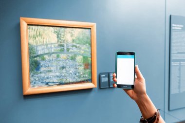 27 Temmuz 2019, Orsay müzesi, Paris, Fransa: Müze ziyaretçisinin Smartphone Audioguide uygulaması resim ve sanatçıyı tanıyabilir