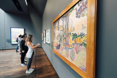 27 Temmuz 2019, Orsay müzesi, Paris, Fransa: Asyalı kadın turist empresyonist resim koleksiyonu ile ünlü müzeyi ziyaret etti