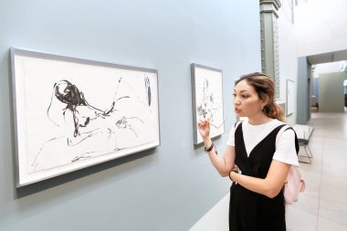 27 Temmuz 2019, Orsay müzesi, Paris, Fransa: Asyalı kadın turist, soyut bir modern sanat sanatçısının yenilikçi tablosuna düşünceli bakıyor