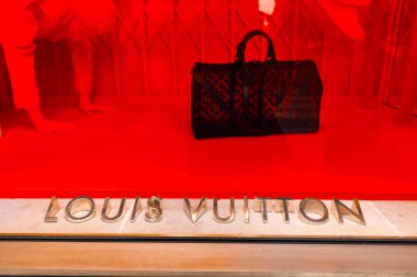 27 Temmuz 2019, Paris, Fransa: Louis Vuitton marka mağazasının modaya uygun kırmızı vitrini