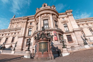 27 Temmuz 2019, Paris, Fransa: Paris Müzik Akademisi'nin tarihi binasındaki Garnier Opera cephesi. Fransa'da turistik mekanlar ve kültürel eğlence