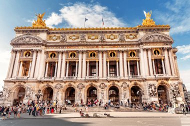27 Temmuz 2019, Paris, Fransa: Paris Müzik Akademisi'nin tarihi binasındaki Garnier Opera cephesi. Fransa'da turistik mekanlar ve kültürel eğlence
