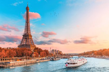 Paris'in ve tüm Avrupa'nın ana cazibesi Eyfel çekicidir.