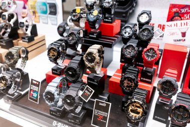 28 Temmuz 2019, Paris, Fransa: Mağaza vitrininde G-shock kol saatleri