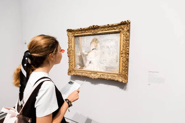 27 juli 2019, Orsay Museum, Parijs, Frankrijk: Aziatische vrouw toeristische bezoeken beroemd Museum met impressionistische schilderijencollectie — Stockfoto