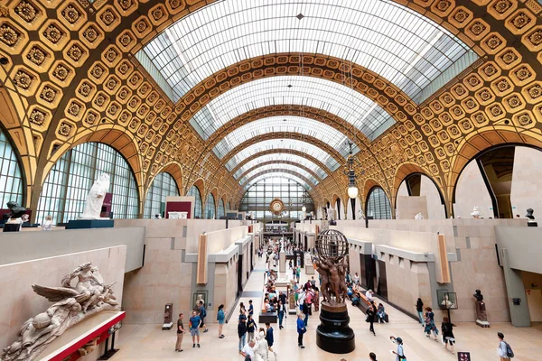 27 Julio 2019, París, Francia: Multitud de turistas visitan el famoso Museo de Orsay con esculturas y pinturas impresionistas — Foto de Stock