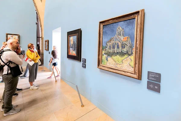 27 juli 2019, Musée d'Orsay, Parijs, Frankrijk: bezoekers kijken naar van Gogh schilderijen in een showroom van Museum — Stockfoto