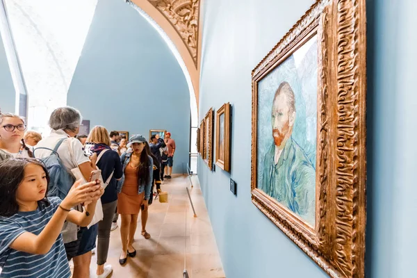 27 липня 2019, Музей Орсе, Париж, Франція: відвідувачі дивляться на Ван Гога картини в салоні музею — стокове фото