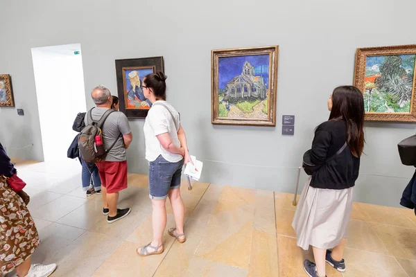 27 július 2019, Orsay Museum, Párizs, Franciaország: látogatók nézett van Gogh festmény a bemutatóteremben a Múzeum — Stock Fotó