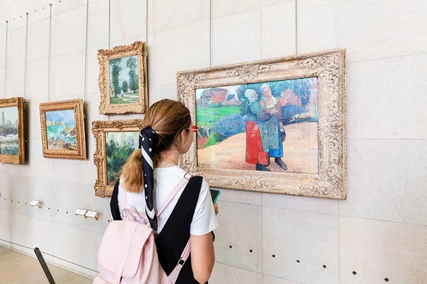 27 Julho 2019, Orsay museum, Paris, França: Mulher asiática visita museu famoso com coleção de pinturas impressionistas — Fotografia de Stock