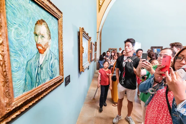 27 Julho 2019, Museu Orsay, Paris, França: Visitantes olhando para pinturas Van Gogh em um showroom de museu — Fotografia de Stock