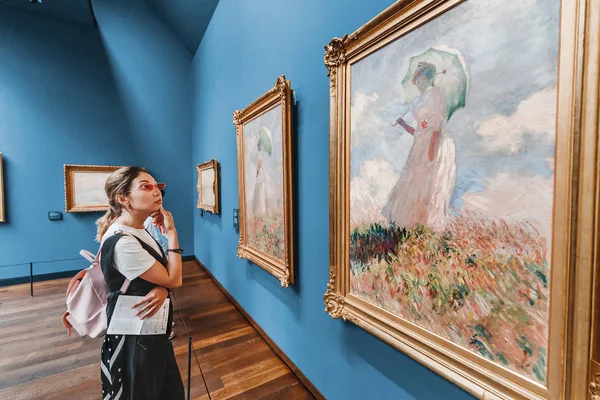 27 lipca 2019, Muzeum Orsay, Paryż, Francja: Azjatycka kobieta turysta odwiedza słynne Muzeum z impresjonistyczną kolekcją obrazów — Zdjęcie stockowe