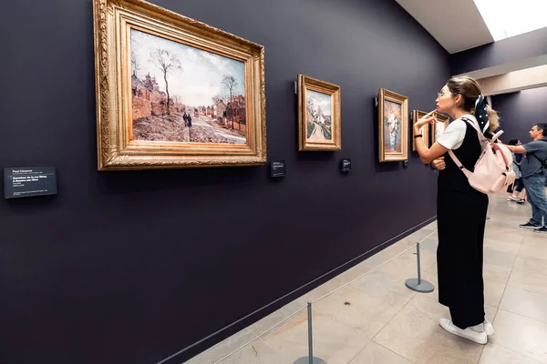 27 Julho 2019, Orsay museum, Paris, França: Mulher asiática visita museu famoso com coleção de pinturas impressionistas — Fotografia de Stock