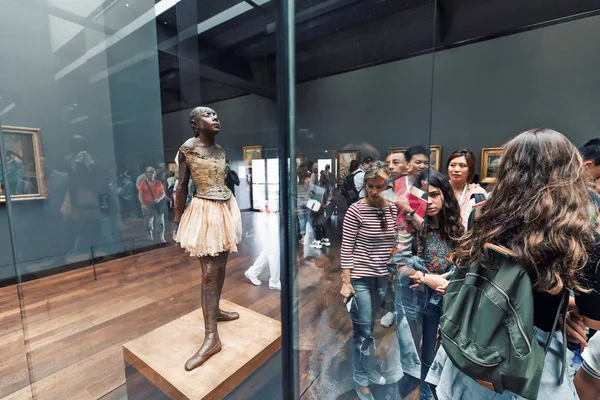 27 július 2019, Orsay Múzeum, Párizs, Franciaország: látogatók séta a tágas csarnok a Múzeum és csodálja meg a balerina szobra Edgar Degas — Stock Fotó