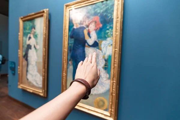 27 július 2019, Orsay Múzeum, Párizs, Franciaország: ázsiai nő turista látogatások híres Múzeum impresszionista festmények gyűjteménye — Stock Fotó