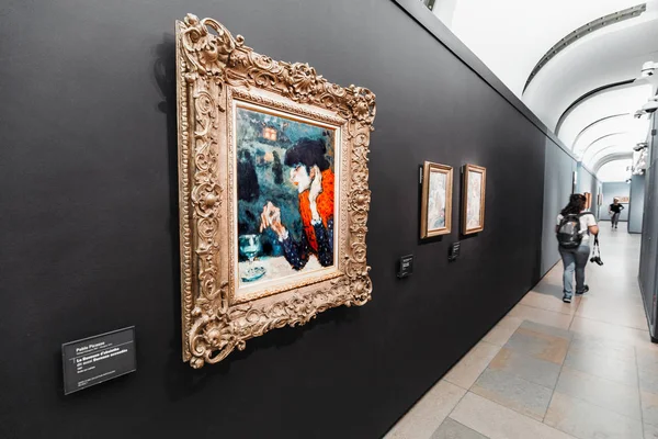 27 Julho 2019, Museu Orsay, Paris, França: turistas visitam museu famoso com coleção impressionista. Pablo picasso pintura em primeiro plano — Fotografia de Stock
