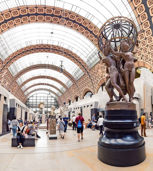 27 July 2019, Paris, France: Crowds of tourists visit the famous Orsay Museum with sculptures and impressionist paintings — Stock Photo, Image