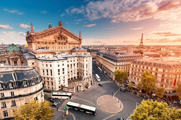 Veduta aerea del paesaggio urbano dello skyline di Parigi con edificio del Teatro dell'Opera Garnier e tetti. Destinazioni di viaggio in Francia — Foto Stock