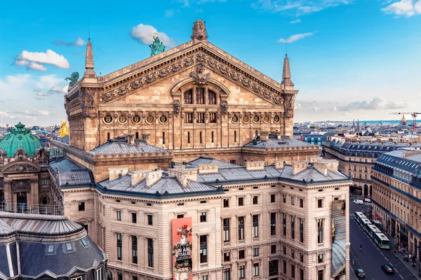 27 juli 2019, Paris, Frankrike: Aerial stadsbild utsikt över Paris skyline med Opera Garnier teater byggnad och hustak. Resmål i Frankrike — Stockfoto