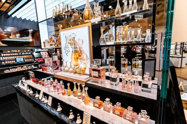 27. červenec 2019, Paříž, Francie: Boutique elegantní parfém Dior v galerii Lafayette — Stock fotografie