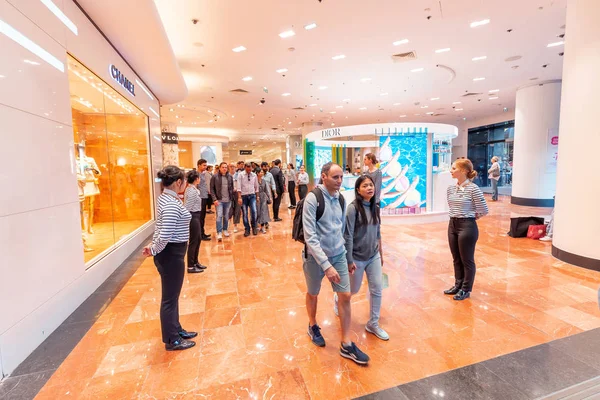 27 Julio 2019, París, Francia: personas caminando en el centro comercial Lafayette Gallery — Foto de Stock