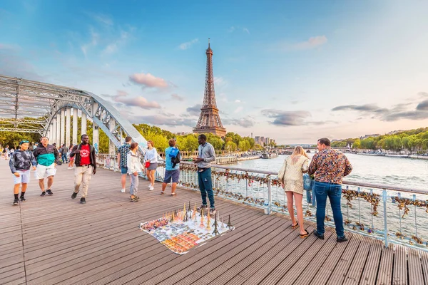 27 Julho 2019, Paris, França: Turistas e parisienses caminham na ponte pedonal admirando a vista do pôr do sol da Torre Eiffel — Fotografia de Stock