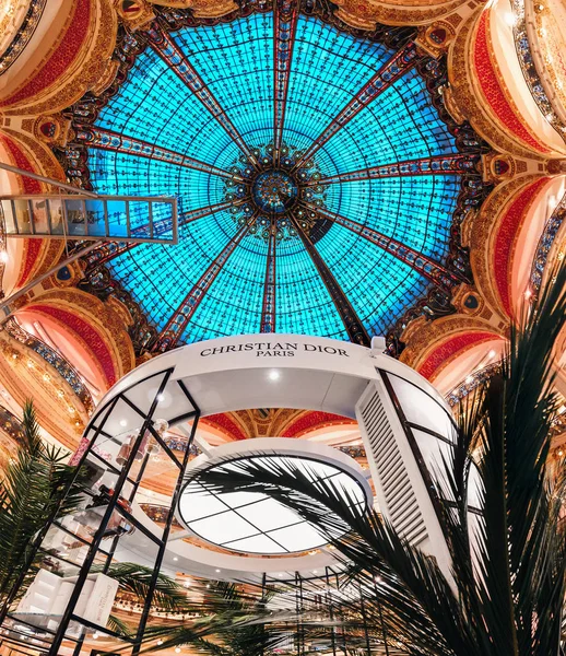 27 Julio 2019, París, Francia: El famoso techo de vitrales chic con hermosos patrones en el interior del edificio Gallery Lafayette, un moderno centro comercial — Foto de Stock