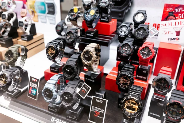 28 Temmuz 2019, Paris, Fransa: Mağaza vitrininde G-shock kol saatleri — Stok fotoğraf
