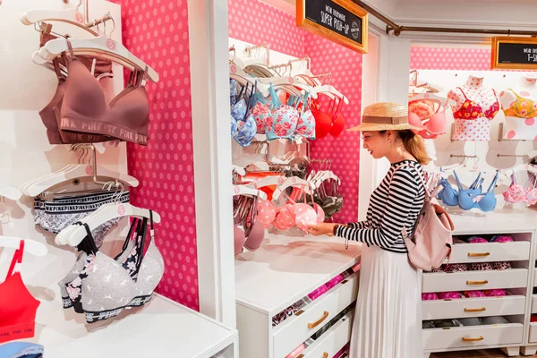 28 juli 2019, Parijs, Frankrijk: Aziatische vrouw winkelen voor ondergoed in Victoria Secret Store — Stockfoto