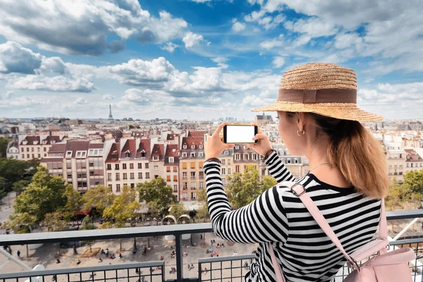 Азиатская девушка путешествует блоггер фотографируя парижский городской пейзаж по мобильному телефону. Туристические направления и мобильная фотография — стоковое фото