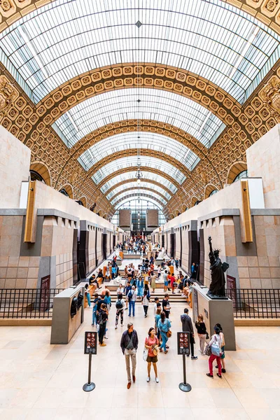 27 July 2019, Paris, France: Crowds of tourists visit the famous Orsay Museum with sculptures and impressionist paintings — Stock Photo, Image