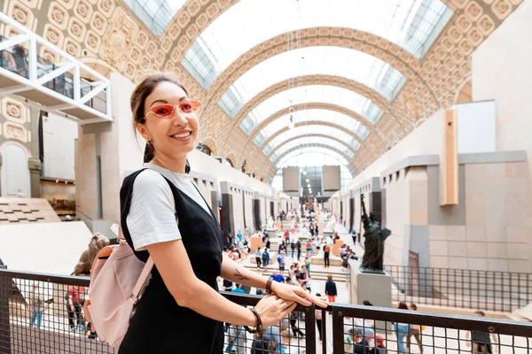 27. Juli 2019, Paris, Frankreich: Touristin besucht das berühmte Orsay-Museum mit Skulpturen und impressionistischen Gemälden — Stockfoto